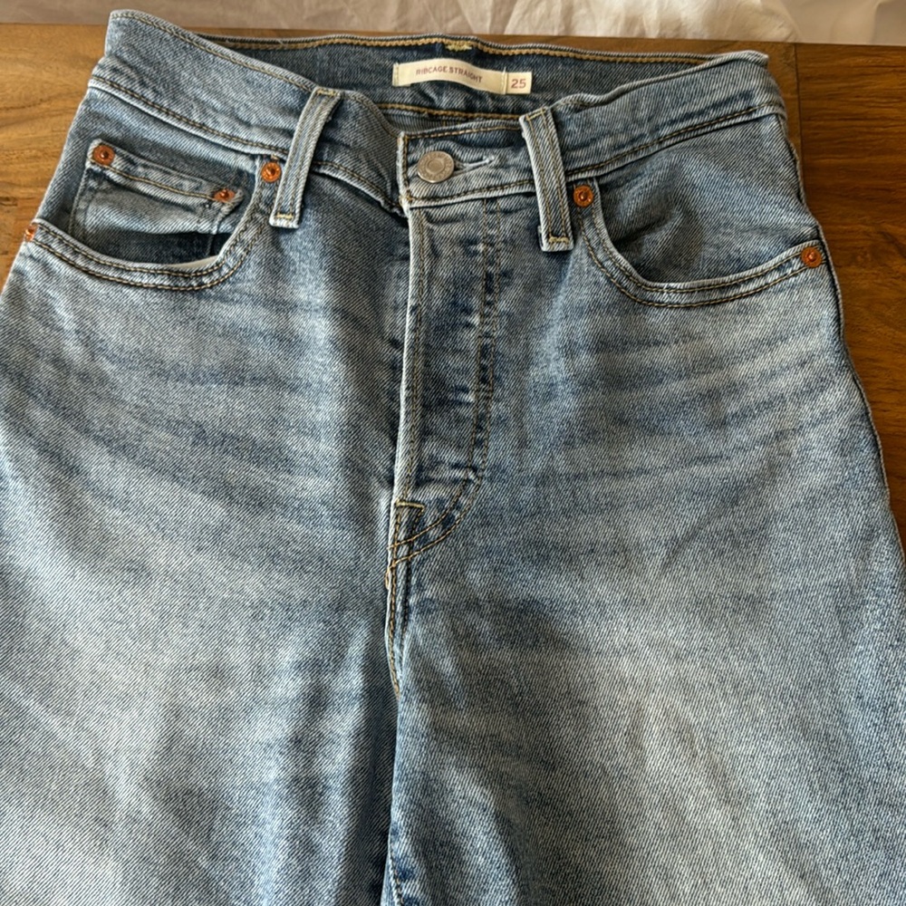 Levi’s rib cage straight jeans, size 25